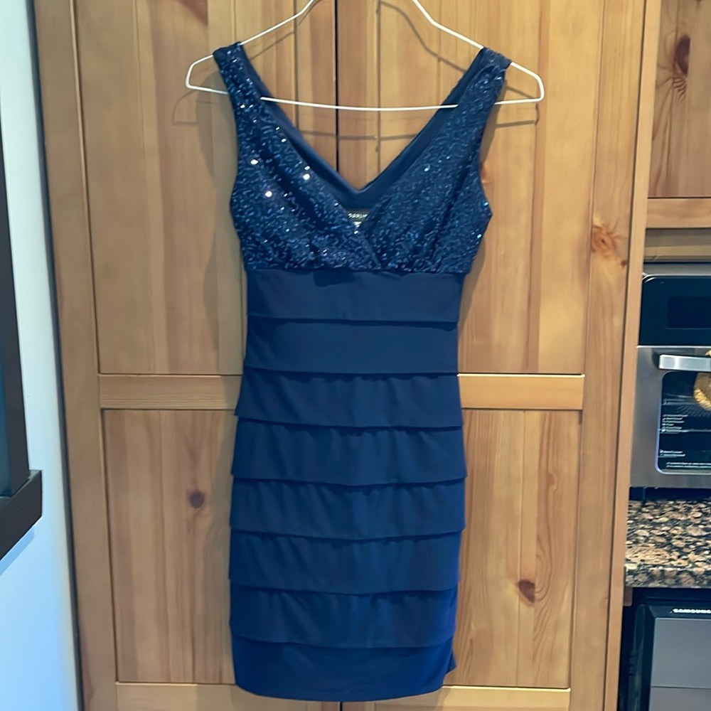 B. Darlin Navy blue bodycon cocktail dress. Sequined bodice. Flattering. Sz 3-4